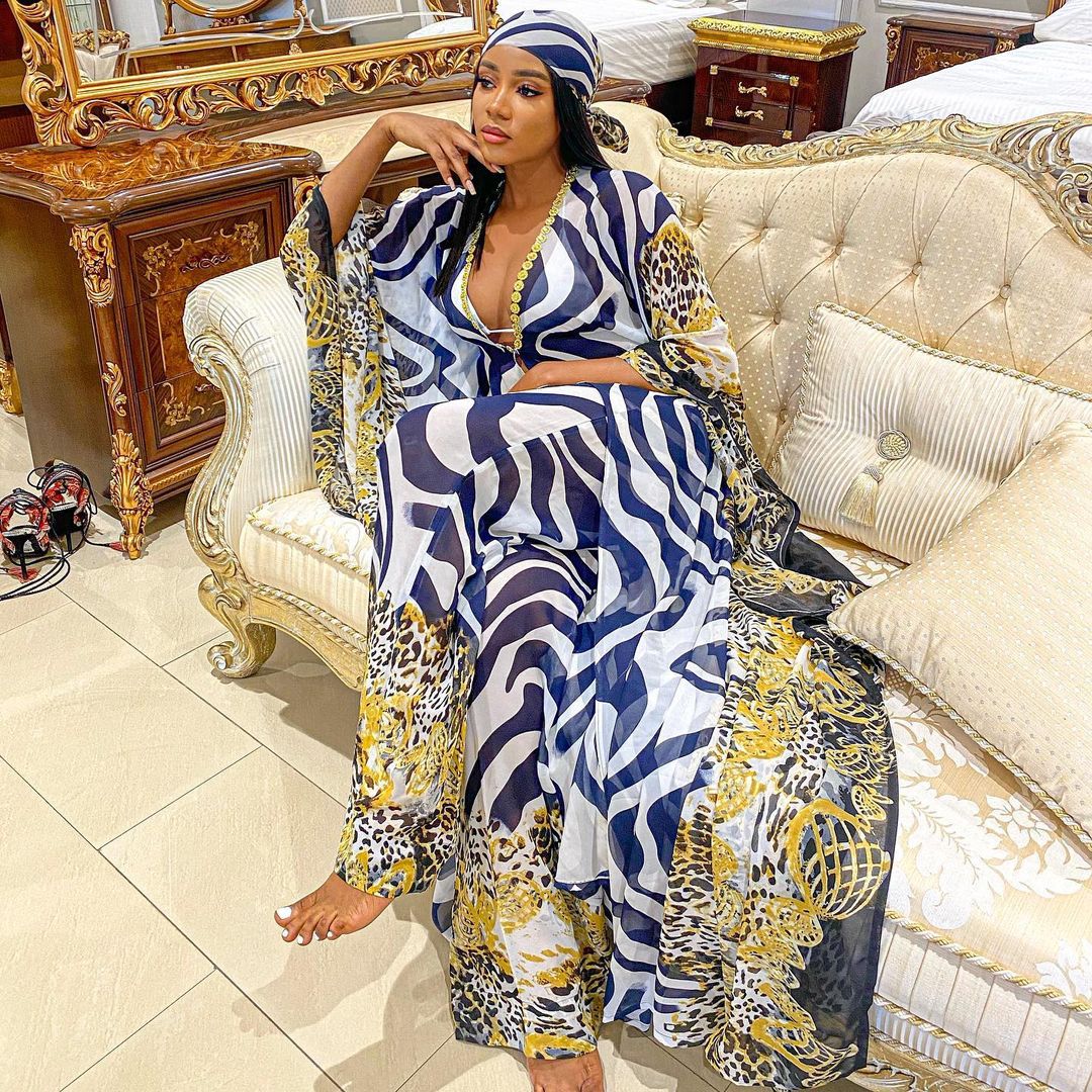 Ensemble robe et pantalon de couleur africaine