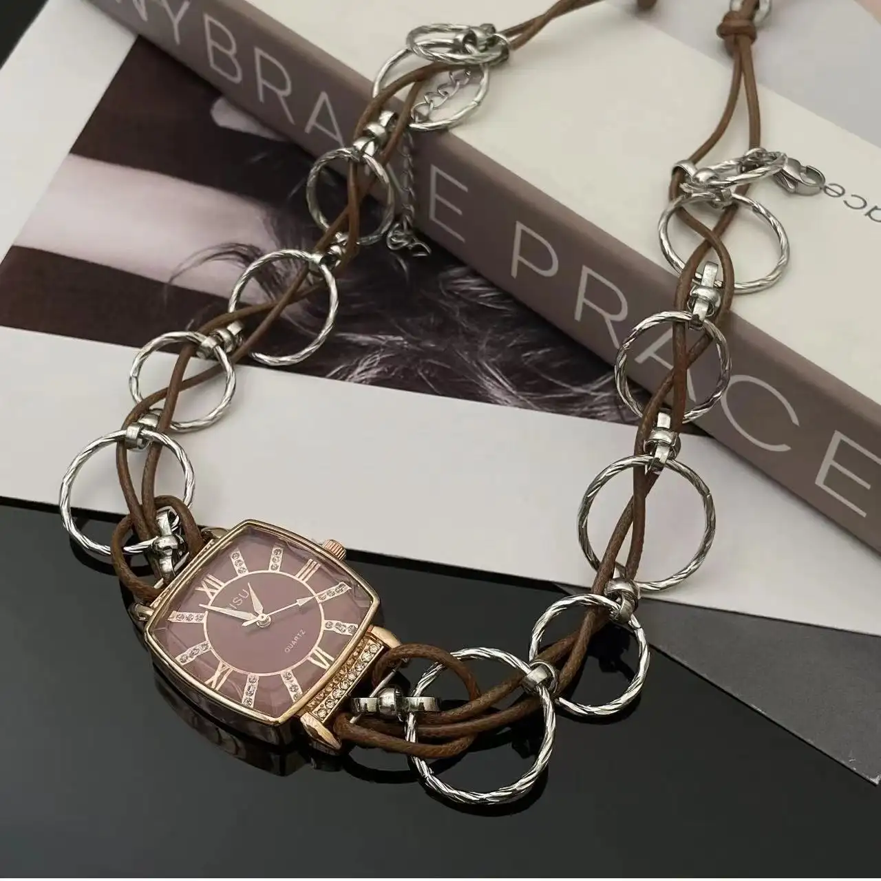 High-grade Pointer Dial Clavicle Chain Female