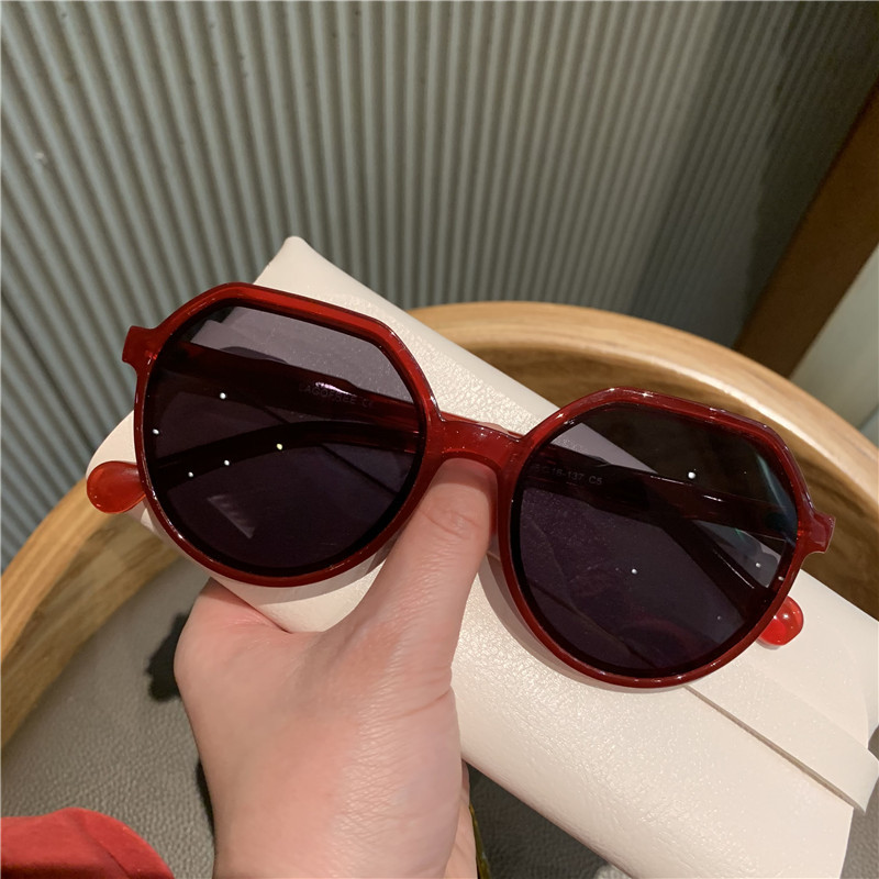 Women's Vintage Statement Frame Polarized Sunglasses - Image 4
