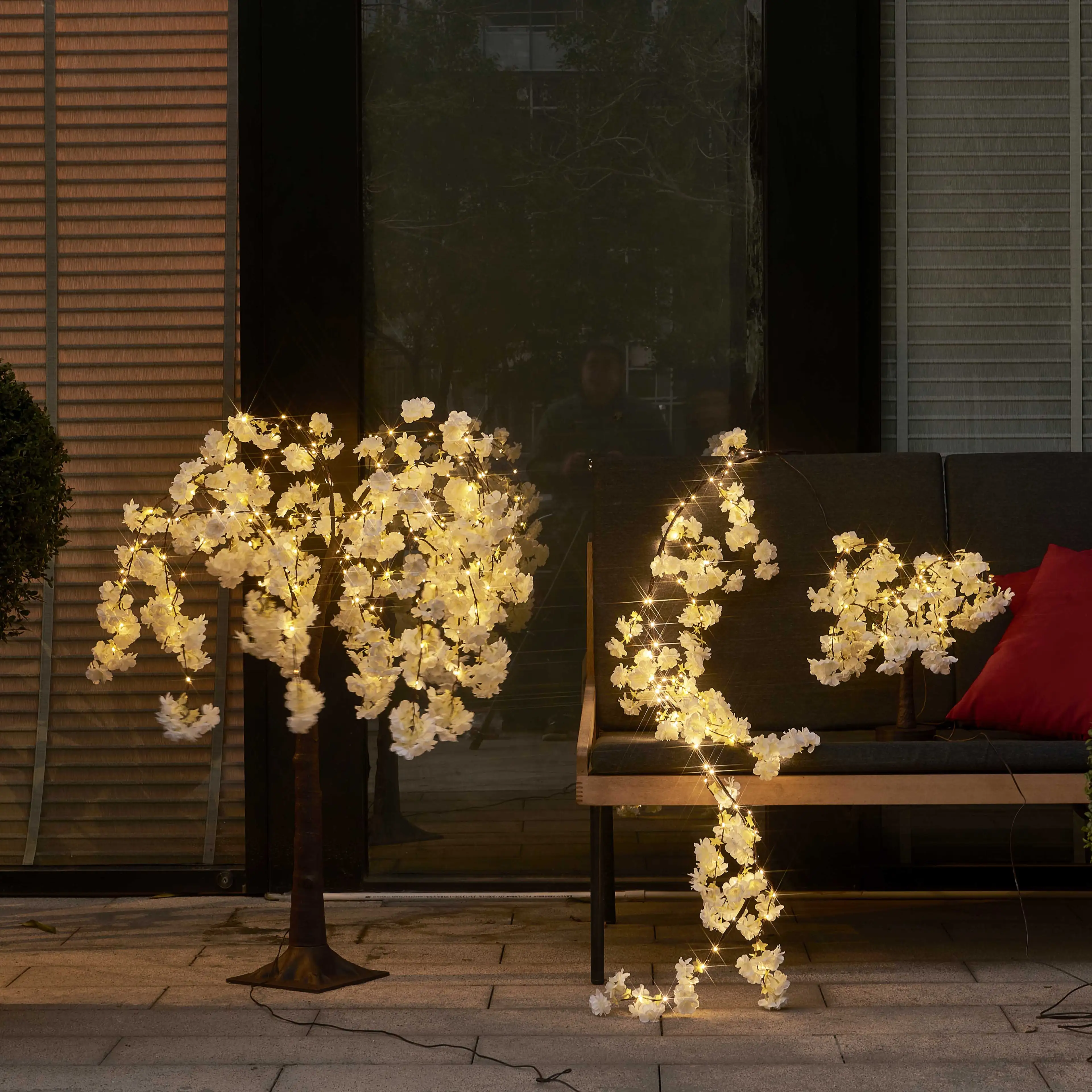 Romantic Cherry Blossom Tree LED Decorative Light, With Simulated Petals And Soft, Warm Light, Perfect For Taking Photos In The Living Room Or Bedroom During Ho