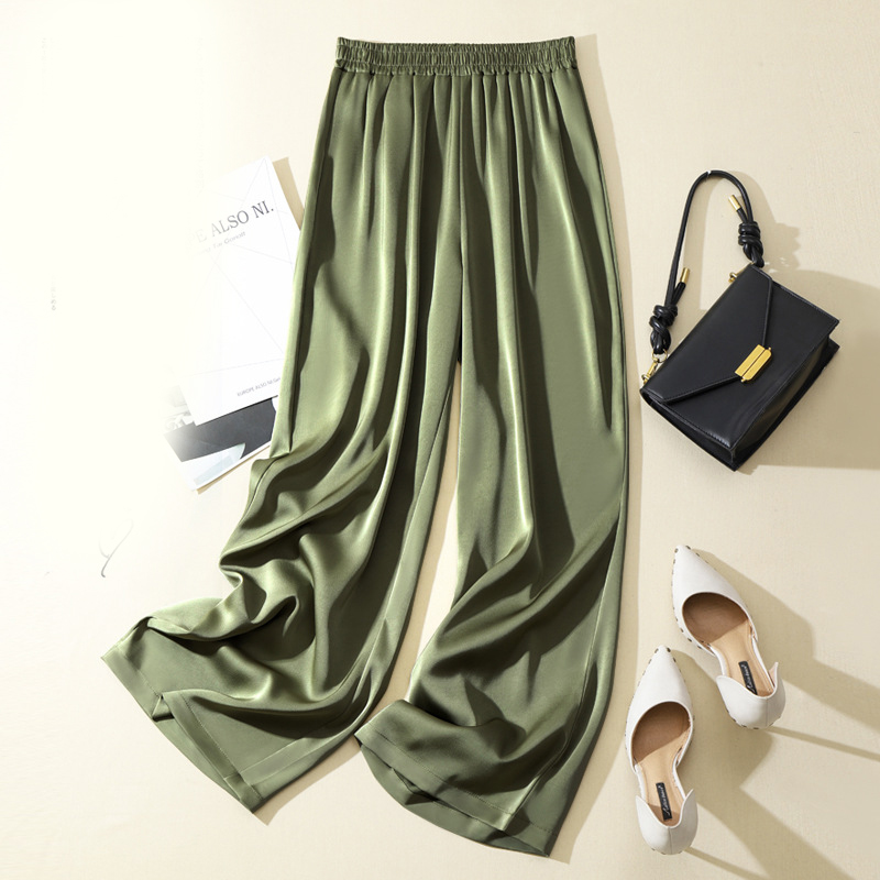 Green cropped trousers