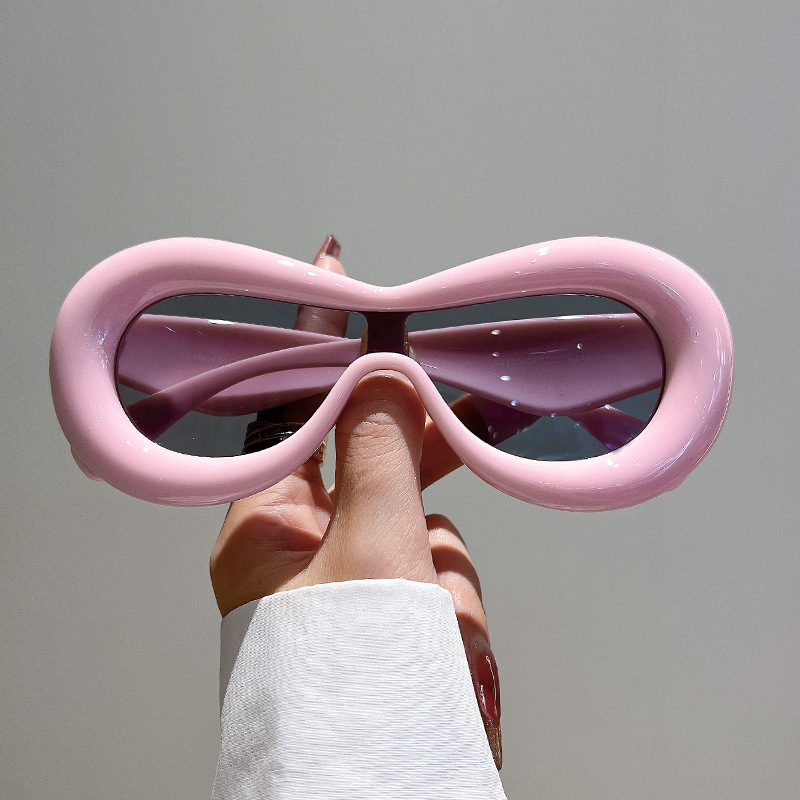 Stylish One-piece Sunglasses With Wide Brims