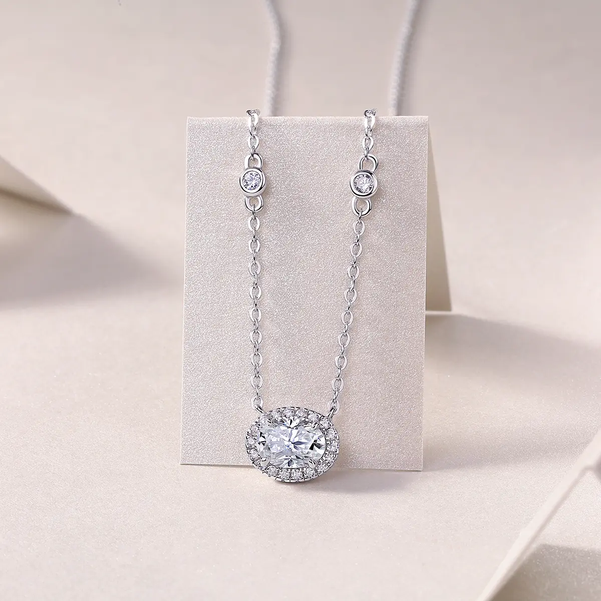 1White Summer Night - A Fashionable And Luxurious Diamond Jewelry Pendant Set With Egg-shaped Moissanite S925 Sterling Silver And Platinum Plating Prohibit Tk S