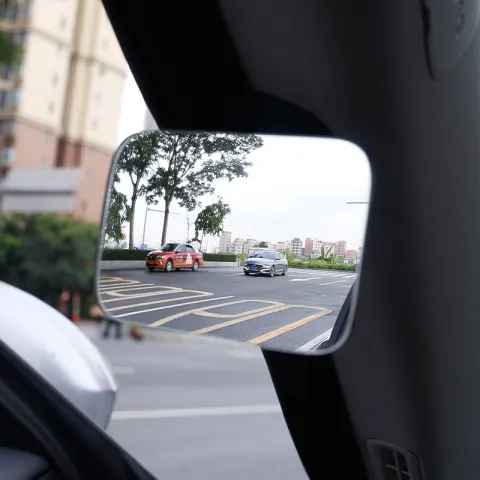 Small Round Mirrors for the Blind Spot of Front