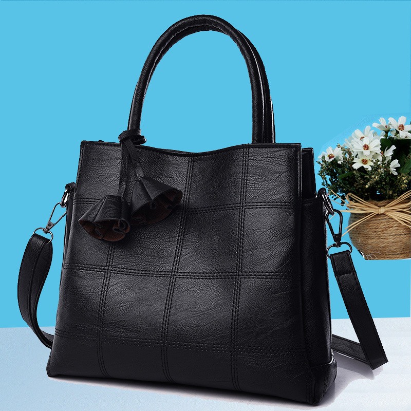 One - shoulder tassel bag