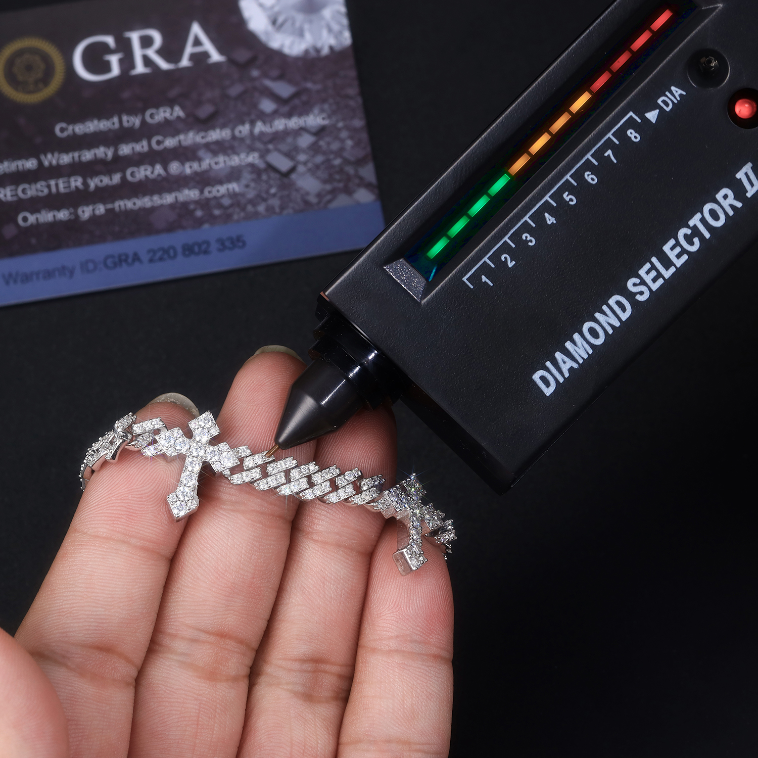 A Luxurious And Fashionable Minimalist Jewelry Bracelet Featuring Top-quality Moissanite, Made Of S925 Silver Electroplated With Platinum.