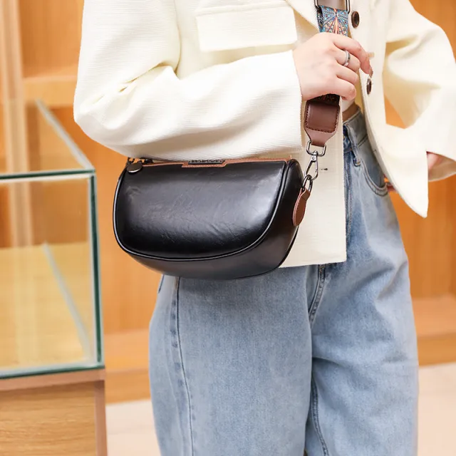 Bright And Versatile Retro Women's Shoulder Bag Black - Shop at LoveMi