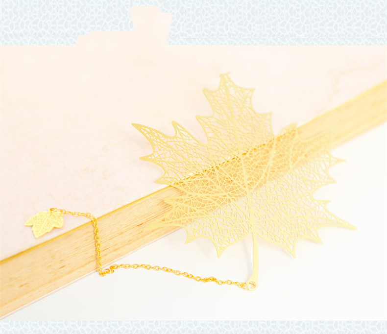 Maple leaf pendant