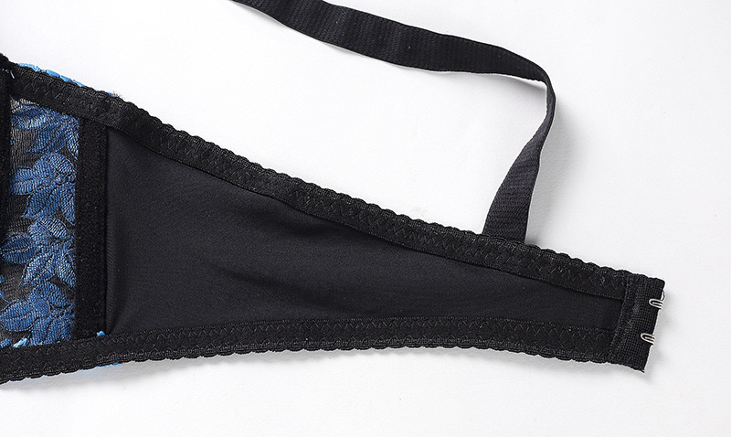 Title 7, Soutien-gorge fin en dentelle de nylon brodé. C...