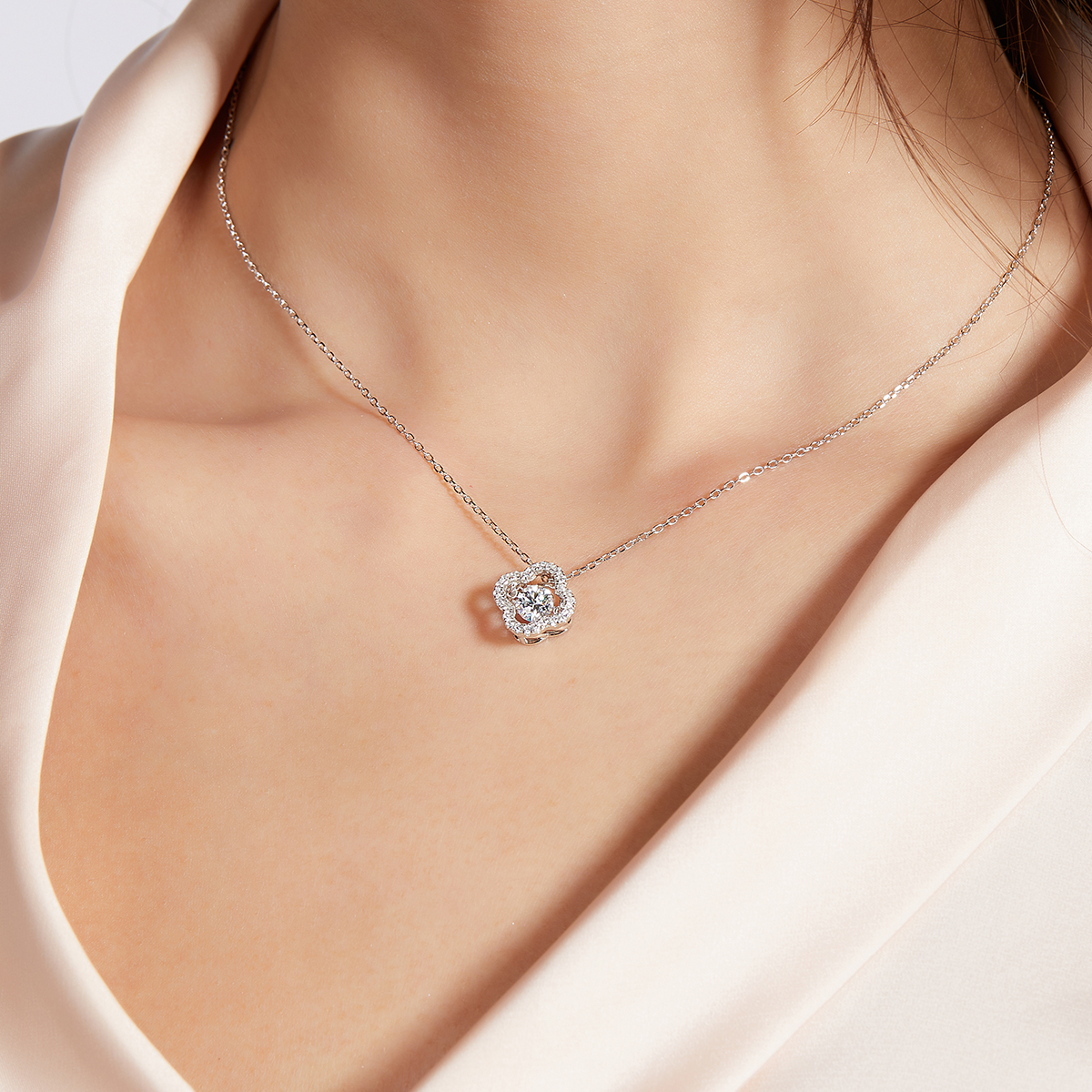 Collier Trèfle Moissanite Halo Pavé Argent 925 Plaqué Platine 45cm Coffret