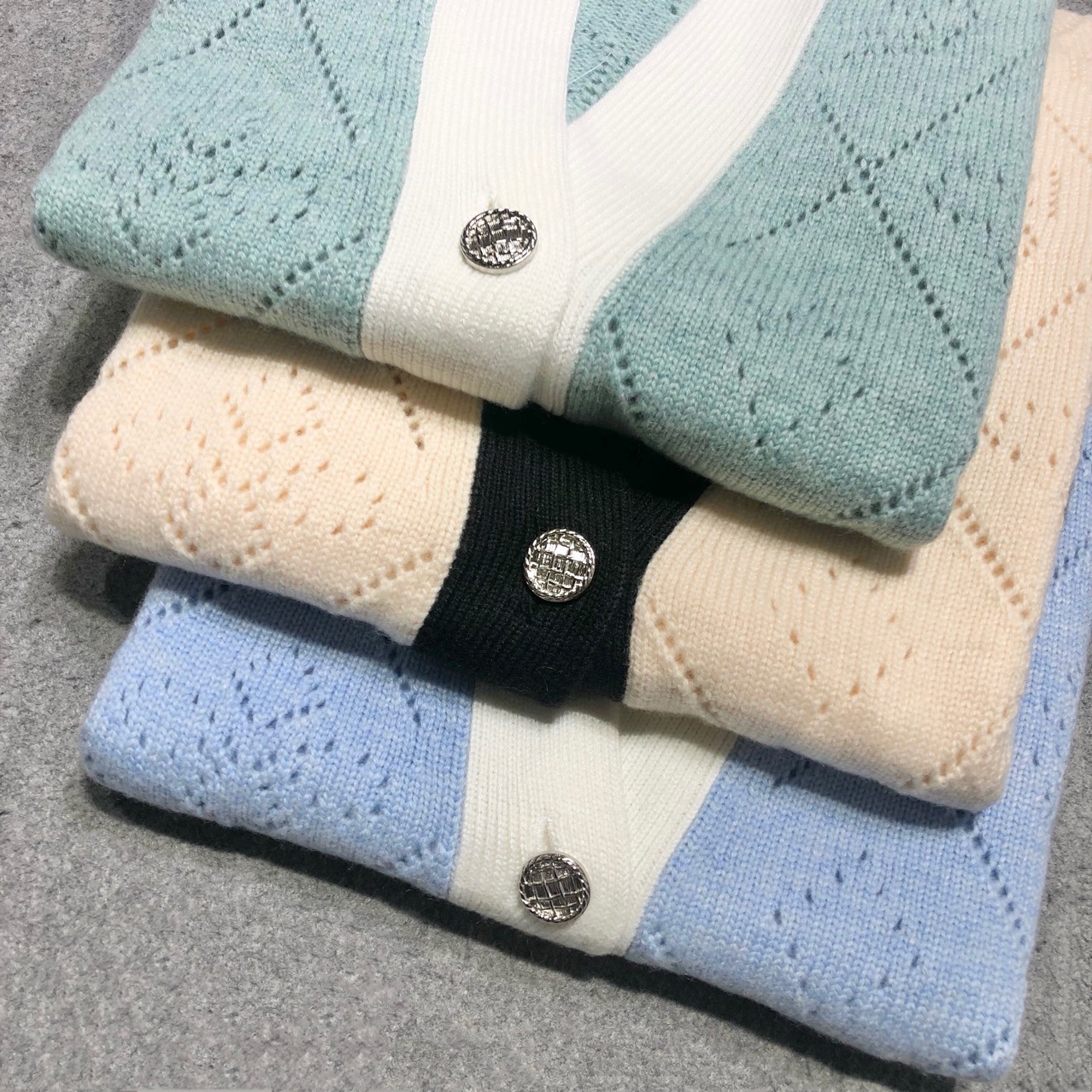 صدرية نسائية بدون أكمام من مزيج الصوف بياقة على شكل حرف V وأزرار مفردة