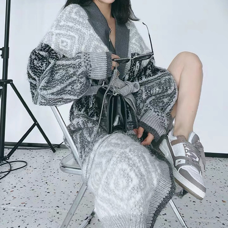 A Flowery Wool Windbreaker With A Loose Collar