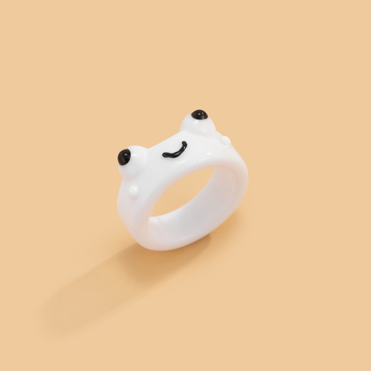 Модное простое геометрическое кольцо в виде широкой лягушки