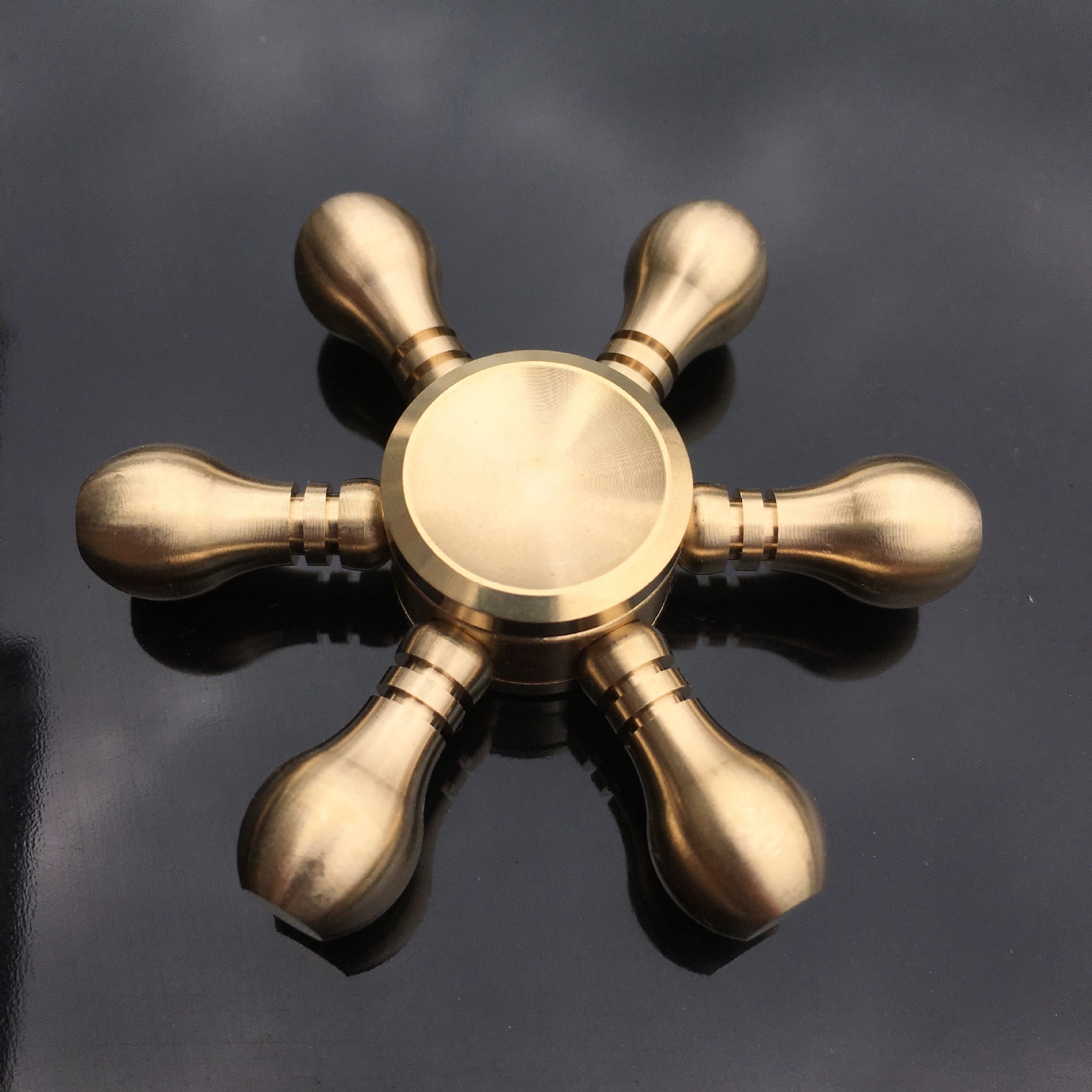 High-speed spinning metal fidget spinner decompression toy.