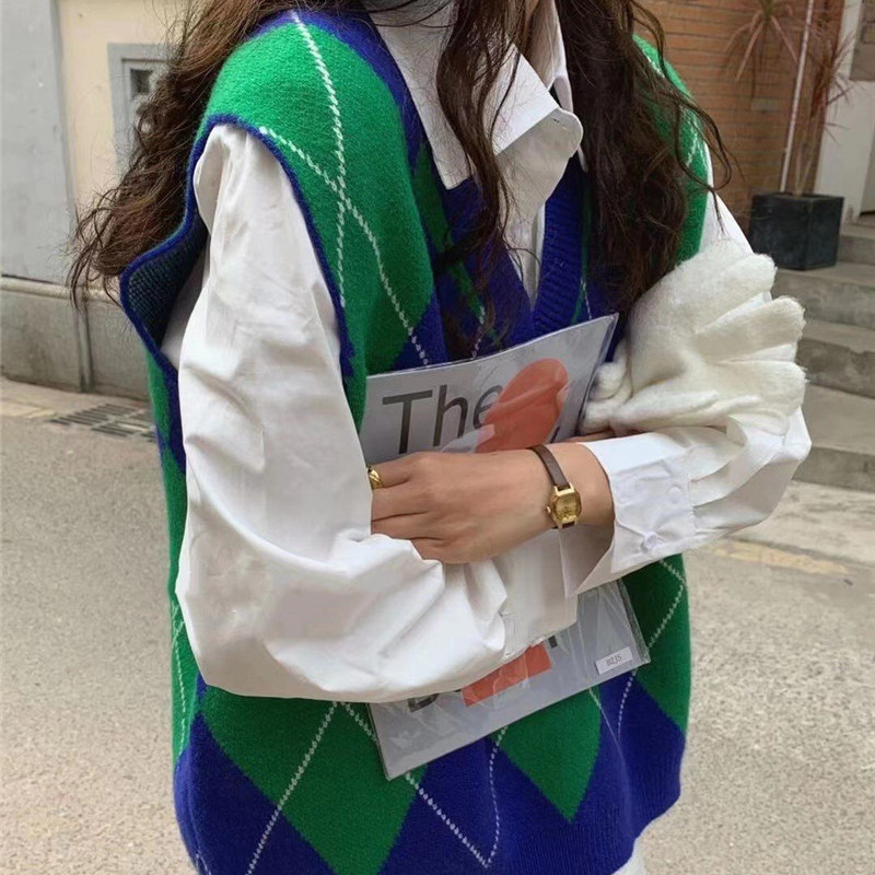 Women Wearing V-neck Knitted Vest With Overlap