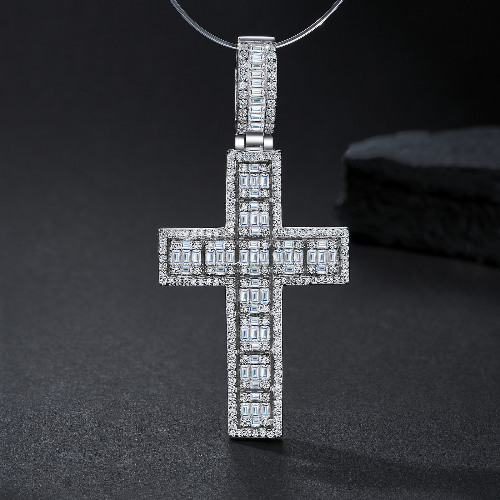 A Luxurious And Fashionable Minimalist Jewelry Pendant Necklace Set With Top-quality Moissanite, Made Of S925 Silver Electroplated With Platinum.