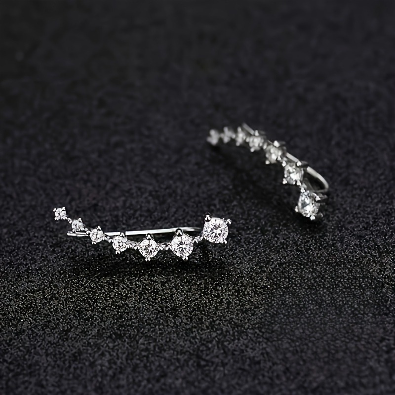 Earrings, With Ingenuity Revealed In The Flowing Luster, Light Up The Earlobes And Add The Finishing Touch To The Overall Look.