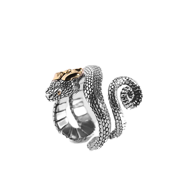 خاتم فضي بتصميم قديم بسيط وأنيق