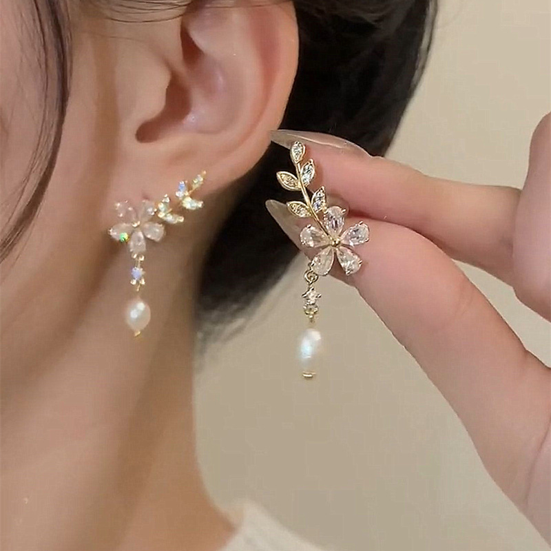 Title 2, Aretes con borlas y perlas con una sensación de...