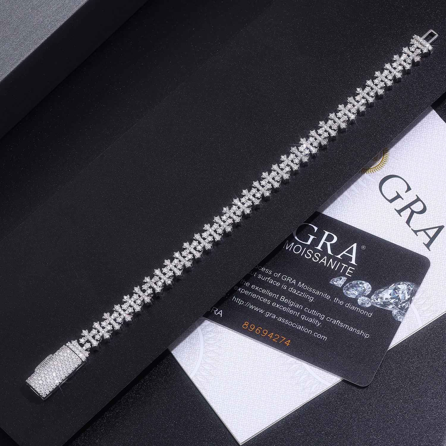 A Luxurious And Fashionable Minimalist Jewelry Bracelet Featuring Top-quality Moissanite, Made Of S925 Silver Electroplated With Platinum.