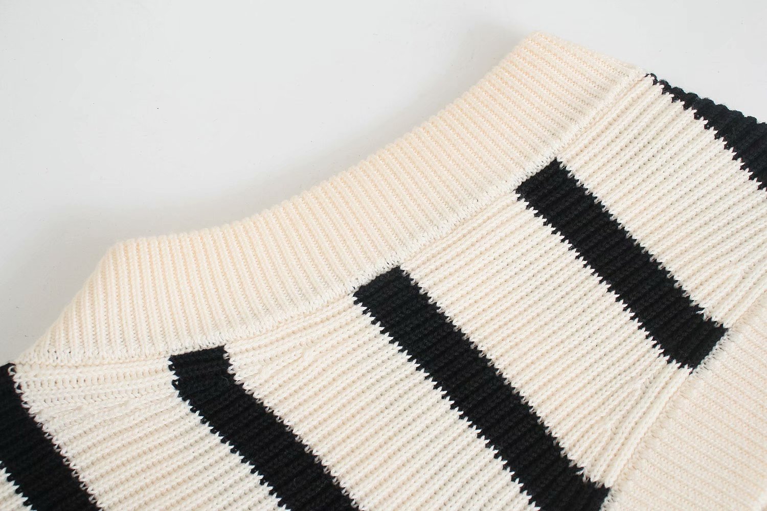 V-Neck Sleeveless Loose Contrast Striped Knit Tank Top