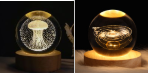 Kleine nachtlamp met kristallen bol, sterrenhemel en planeten – massiefhouten lampvoet, zonnestelsel 6 cm, 2 stuks