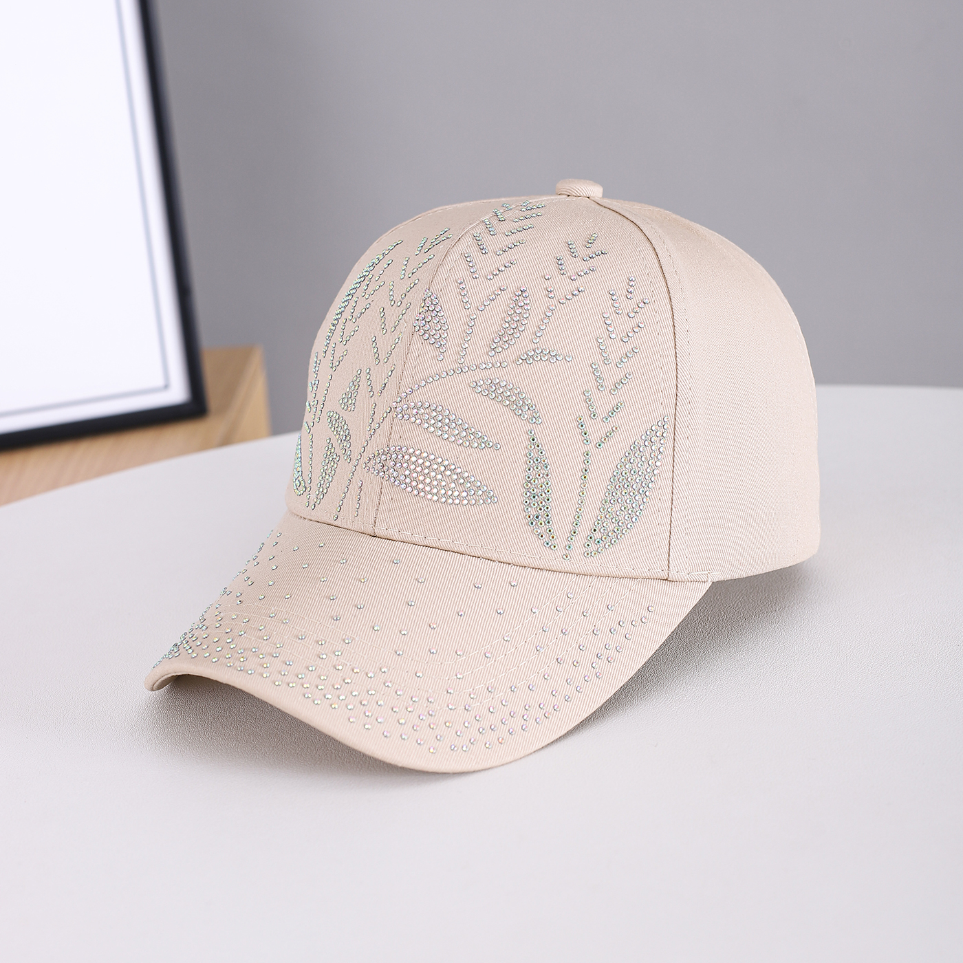 Men's And Women's Adjustable Leaf-shaped Beaded Pattern Twill Fabric Brimmed Baseball Cap. Suitable For Daily Commuting, Spring And Summer Outdoor Out
