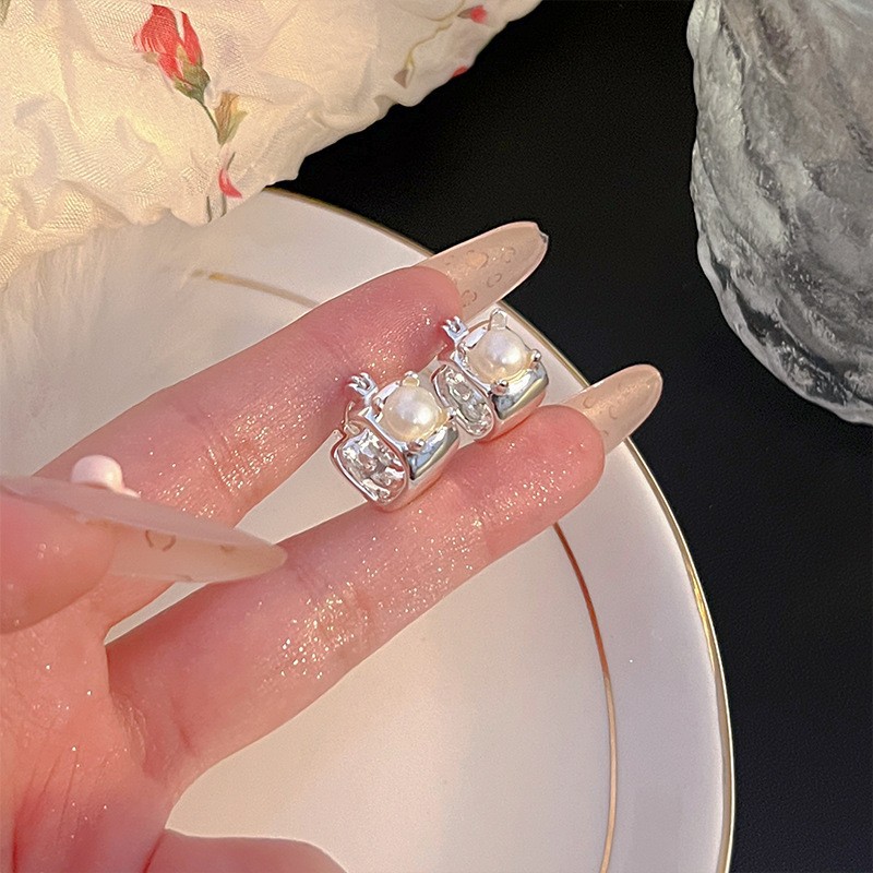 2026 Trendy Niche Silver Metal Ear Studs Fashion Accessories