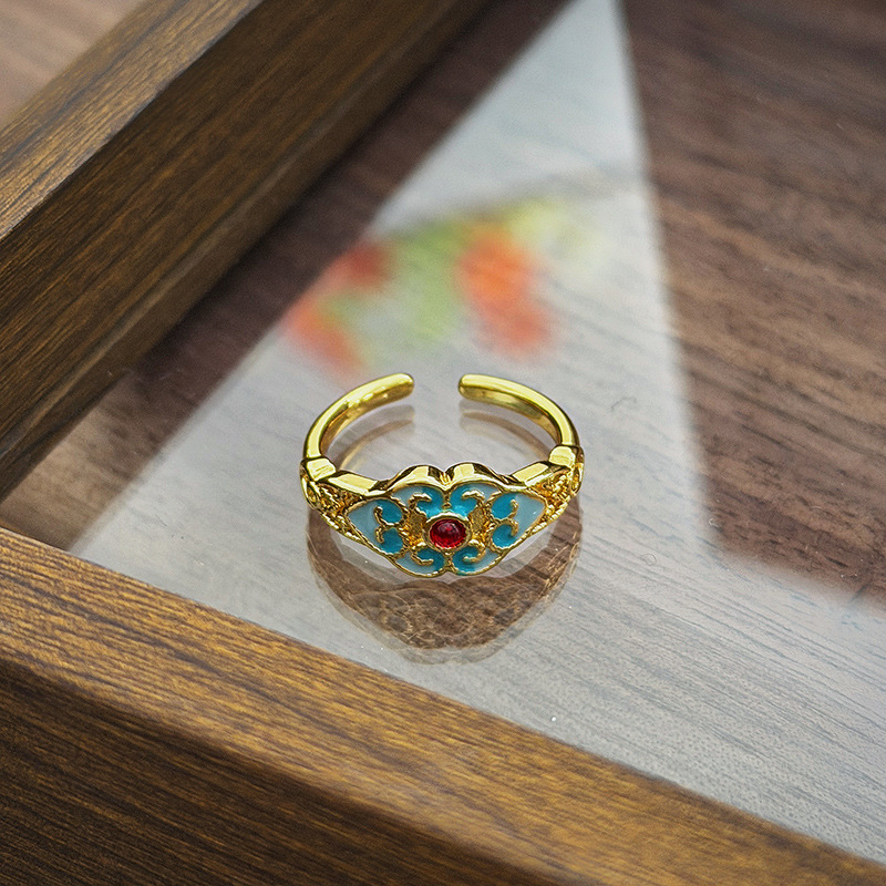Adjustable open band ring detail close-up