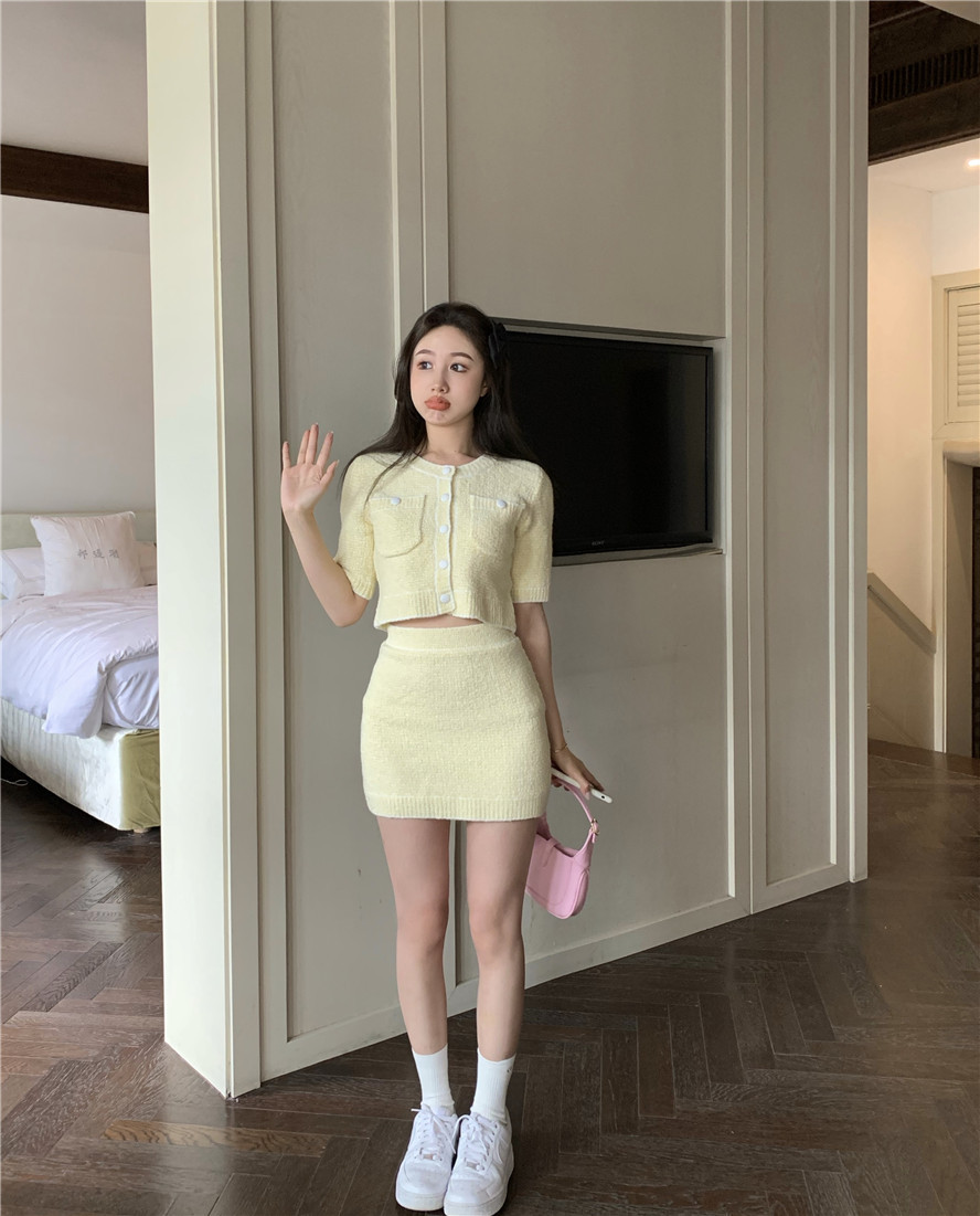Short-sleeved Sweater   Cream Yellow Bag Hip Knitted Short Skirt