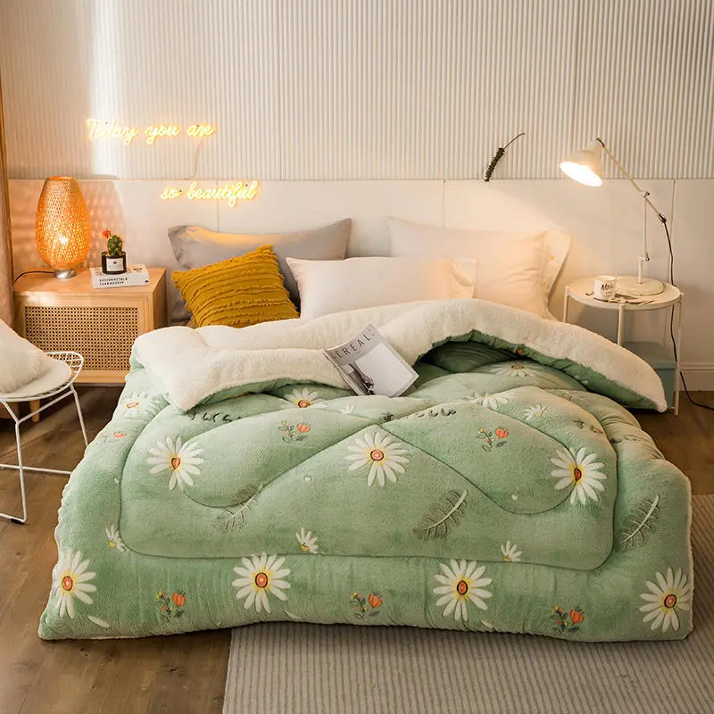The Thick Short Fluffy Soft Warm Quilt In Autumn And Winter Brings Comfort And Good Sleep For The Family At Home - Green