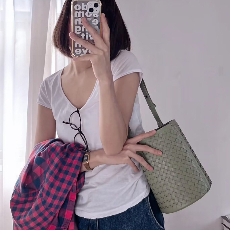Women's Versatile Casual Pure Hand-woven Sheepskin Bucket Bag