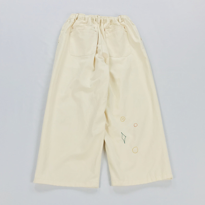 Title 2, Off-White Bloomers Cropped Hose für Damen. Luft...