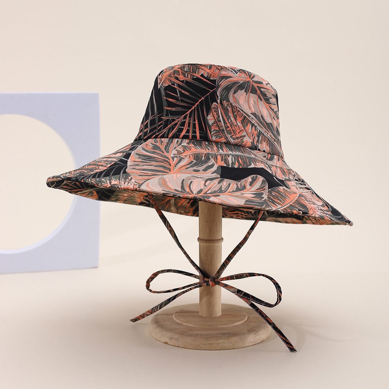 Newly Designed Printed Turtle-back Bamboo Wide-brimmed Hat With Adjustable Rope Strap And Fashionable Casual Style. Suitable For Traveling, At The Beach, Or For Taking Photos.
