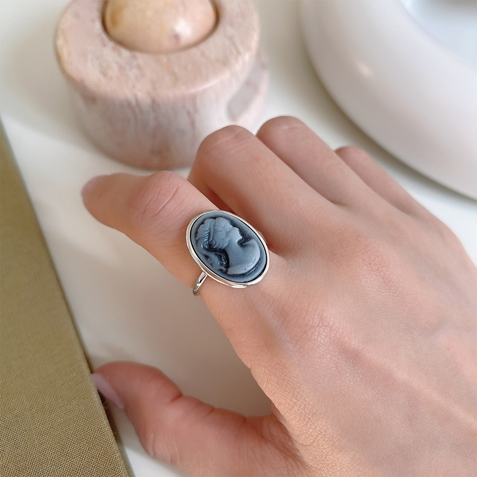 Oval Portrait Queen Simple Net Red Niche Ring