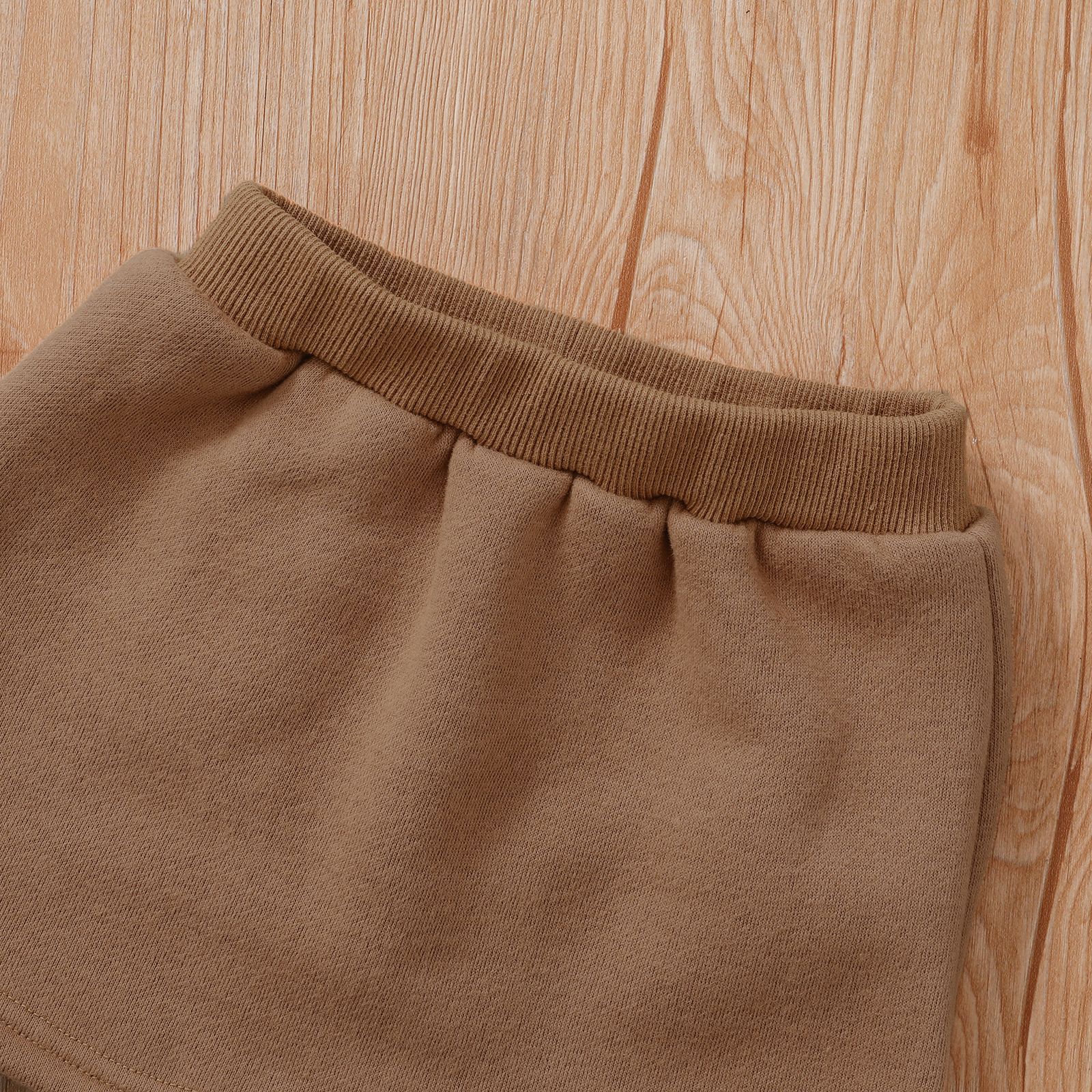 طقم أزياء خريفية: توب طويل الأكمام مع هودي وتنورة قصيرة بلون موحد