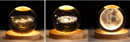 Kleine nachtlamp met kristallen bol, sterrenhemel en planeten – massiefhouten lampvoet, zonnestelsel 6 cm, 2 stuks