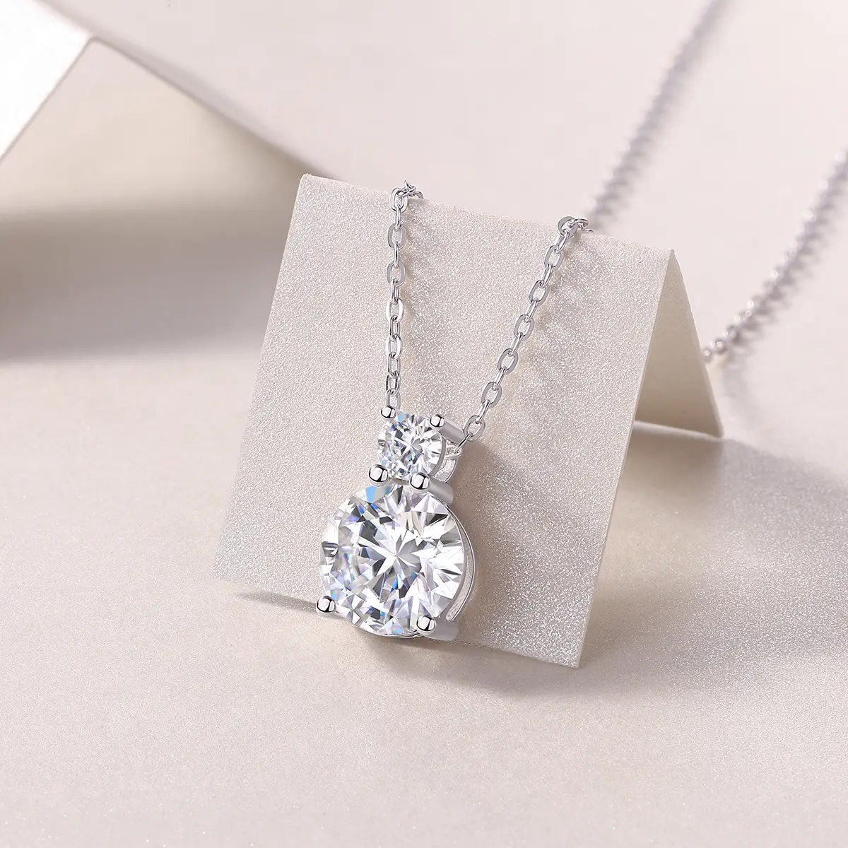 1Jazz Manor - A Fashionable And Luxurious Diamond Jewelry Piece Set With 3-carat Moissanite S925 Sterling Silver And Platinum-plated Pendant Prohibit Tk Sales
