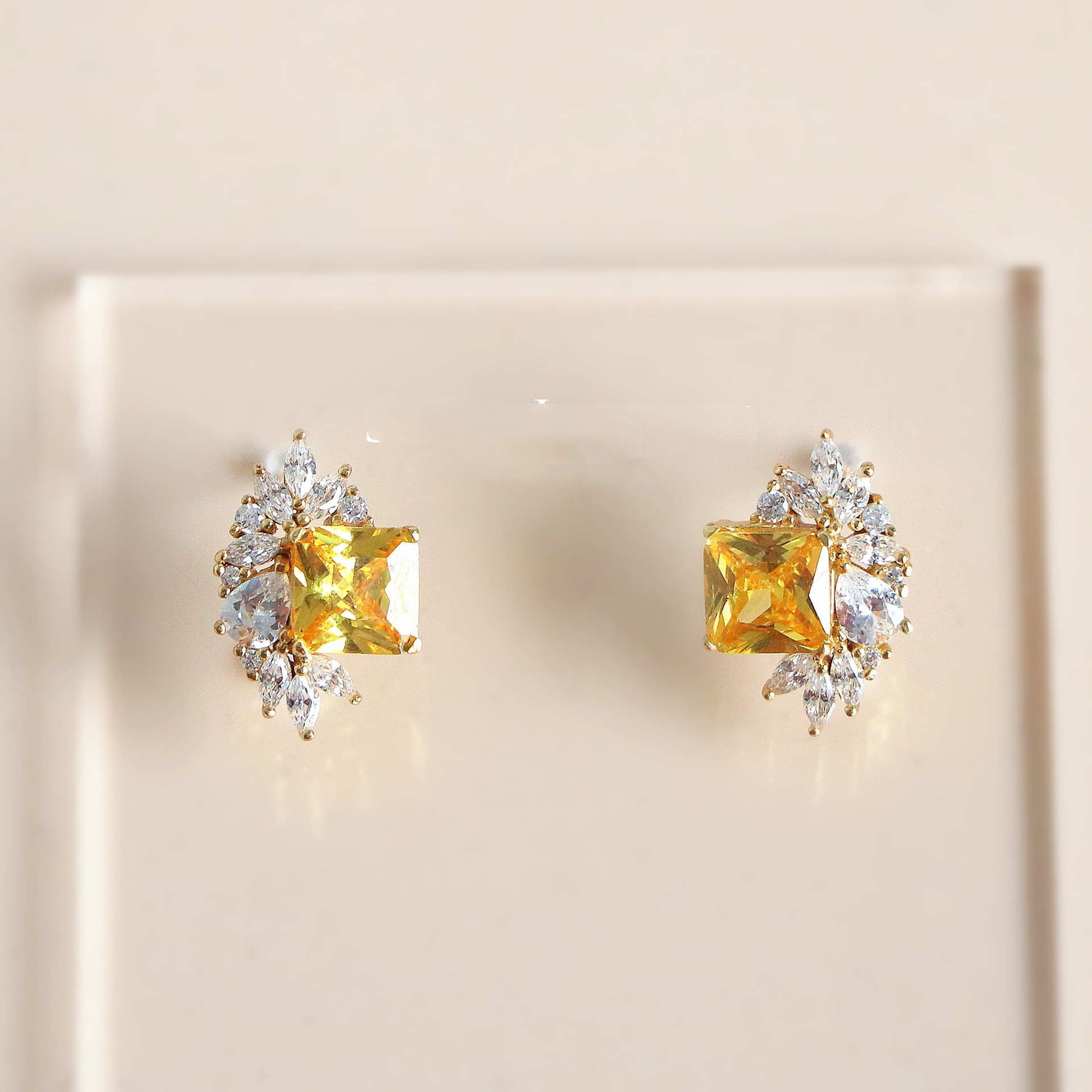 Title 2, Yellow Diamond Temperament Versatile Female Ear...