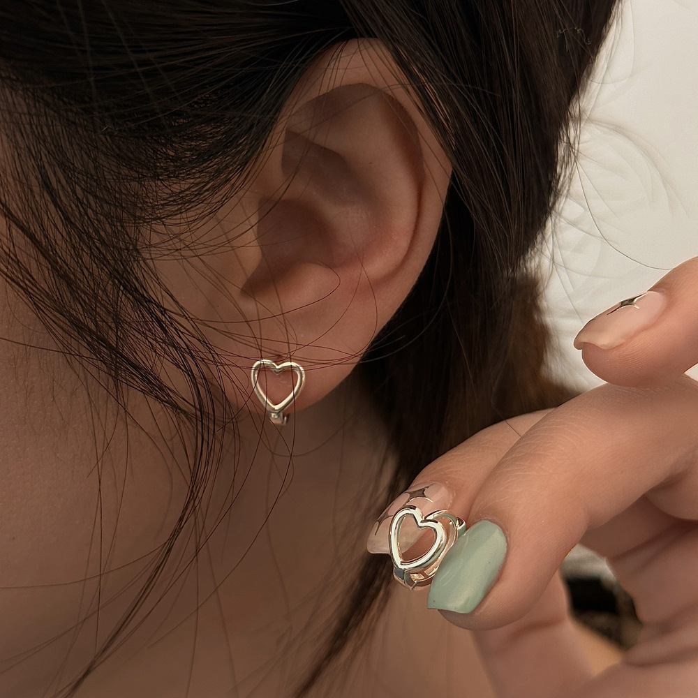 Fashionable And Minimalist Love Earrings