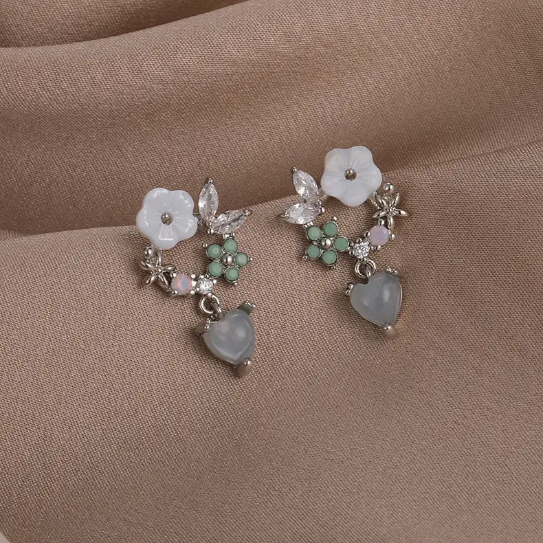 Versatile Fashion Ladies Heart-shaped Earrings