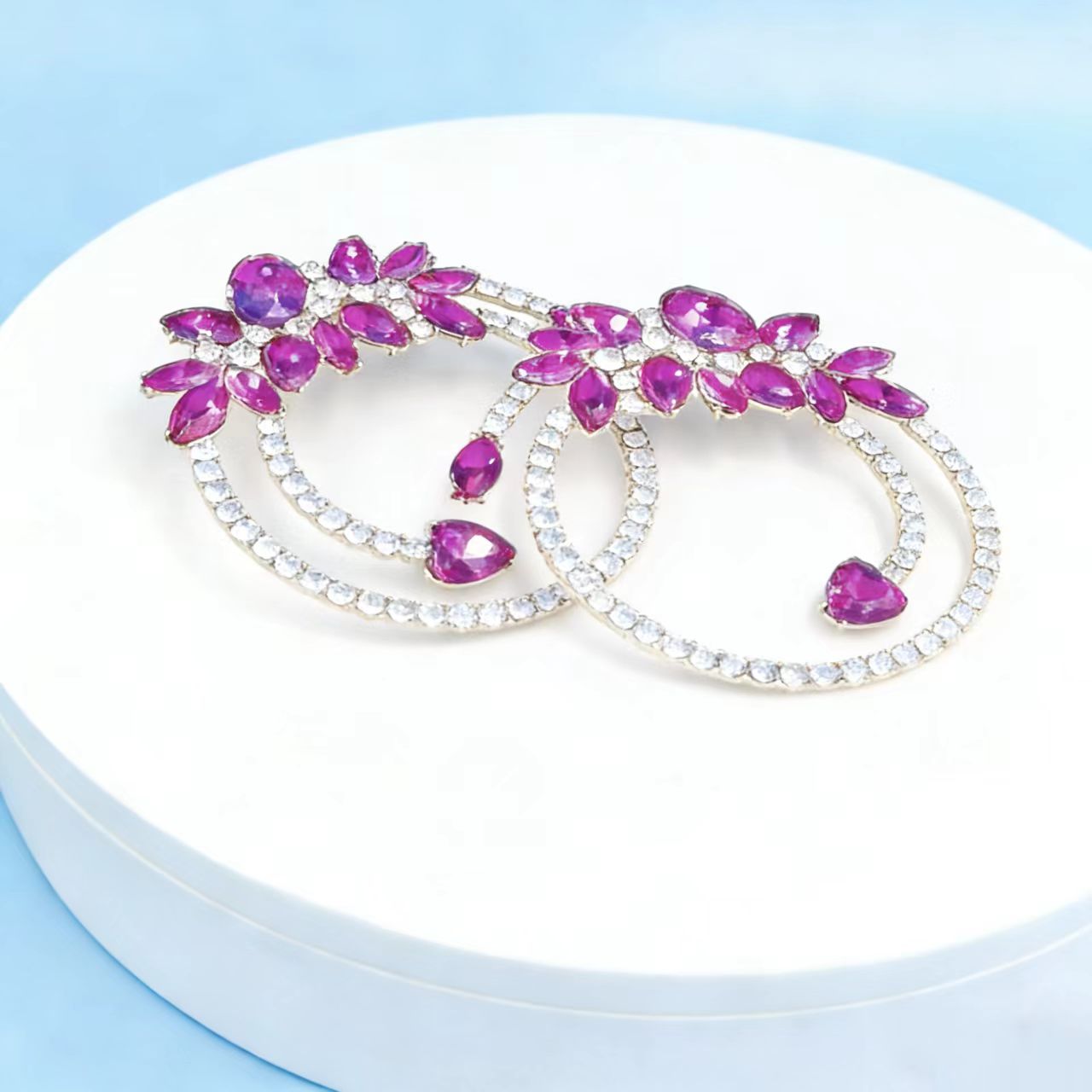 kerge fuksia õielehe ripatsiga kõrvarõngad