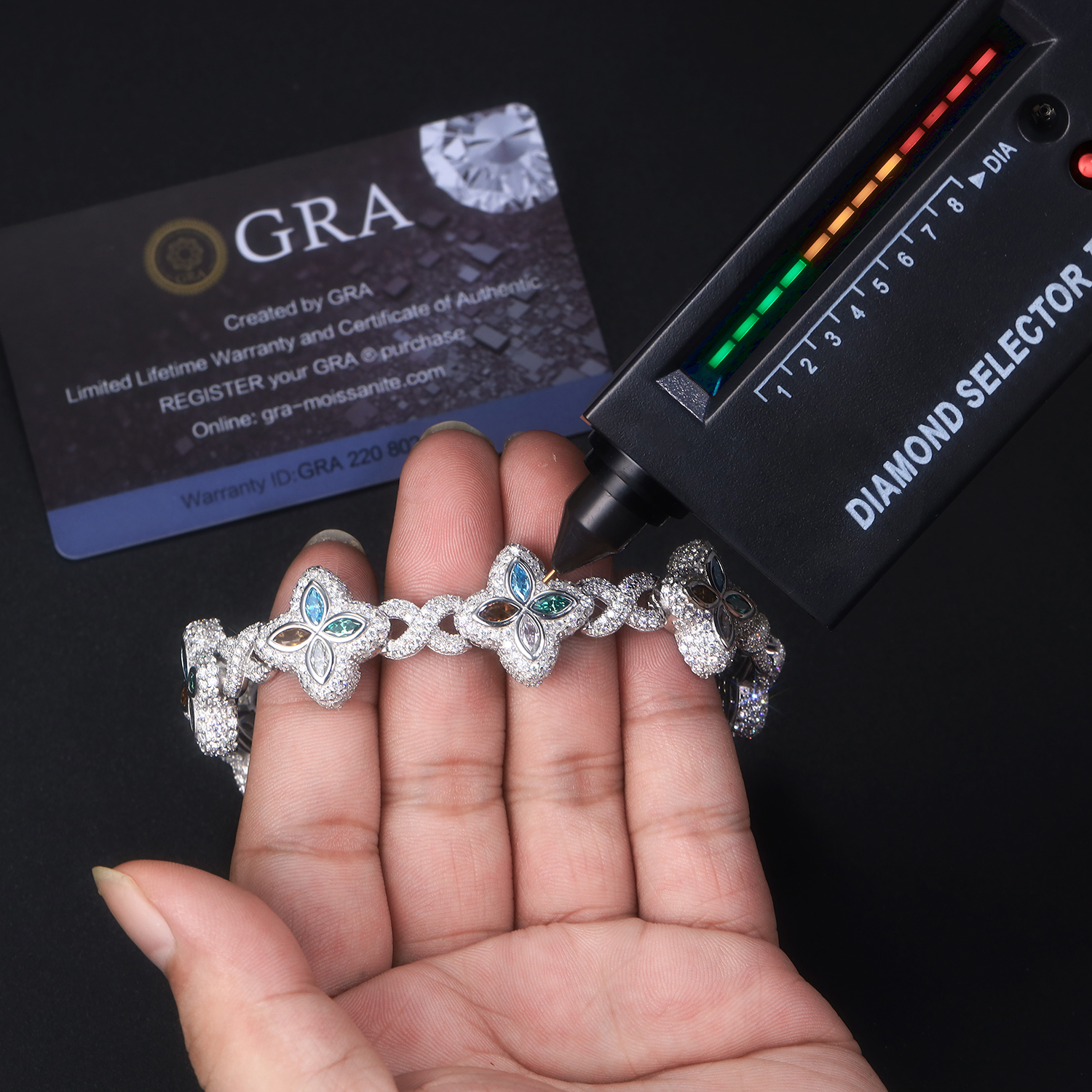 A Luxurious And Fashionable Minimalist Jewelry Bracelet Featuring Top-quality Moissanite, Made Of S925 Silver Electroplated With Platinum.