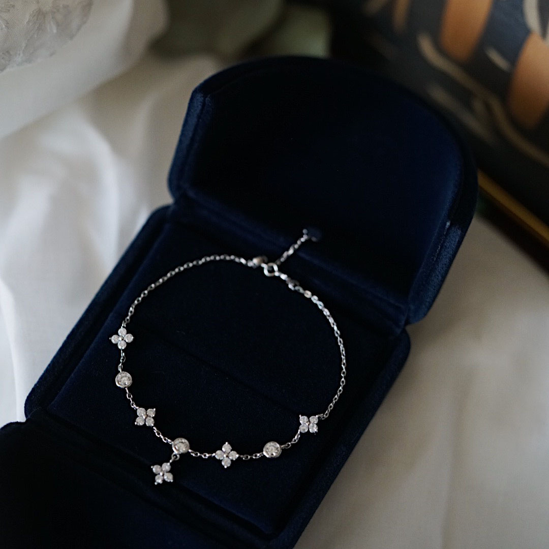 Gold-plated Four-leaf Clover Bracelet Jewelry High-grade Exquisite Affordable Luxury Style