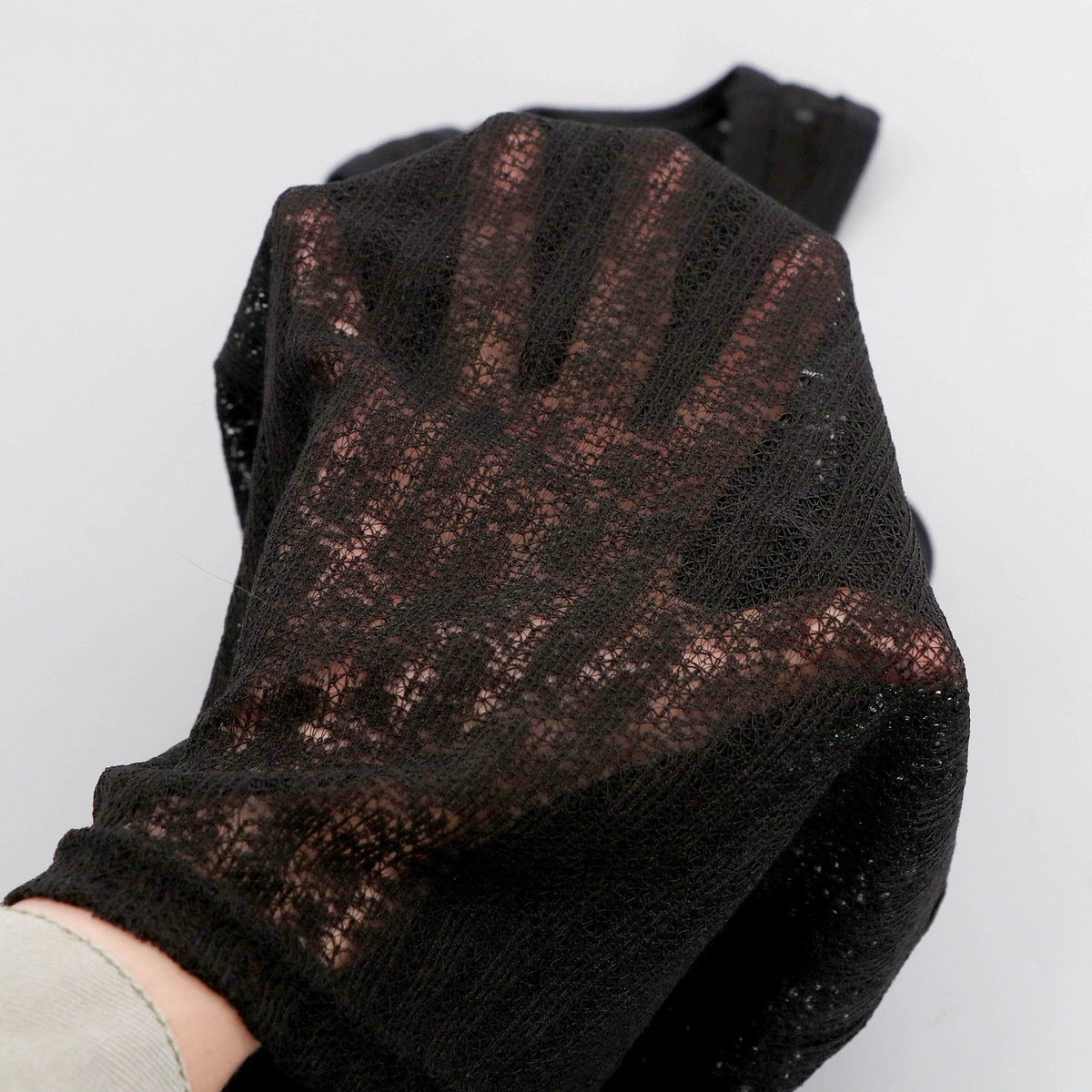 قميص داخلي رجالي صيفي بدون أكمام بياقة دائرية وتفاصيل مثقبة