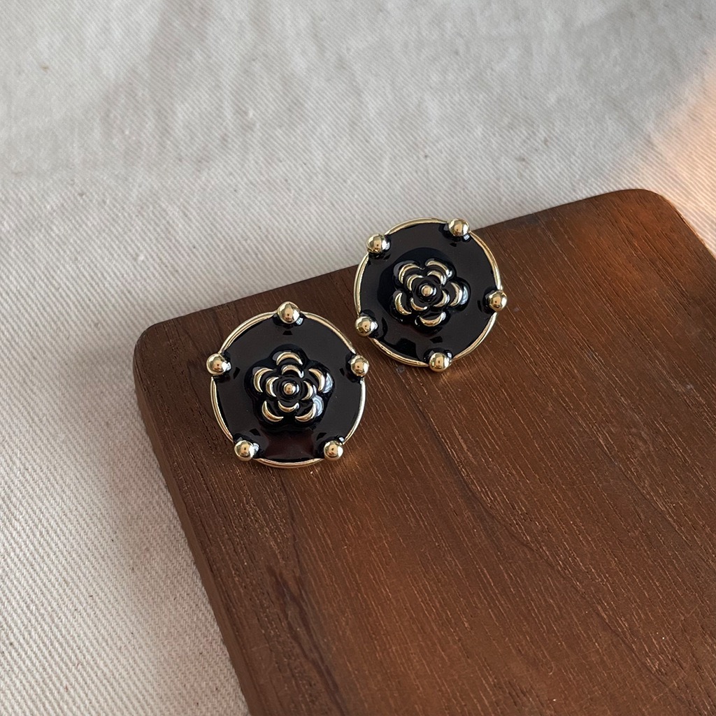 Retro Elegant Pearl Earrings Women Black Enamel Stud Earrings Vintage Classic French Style
