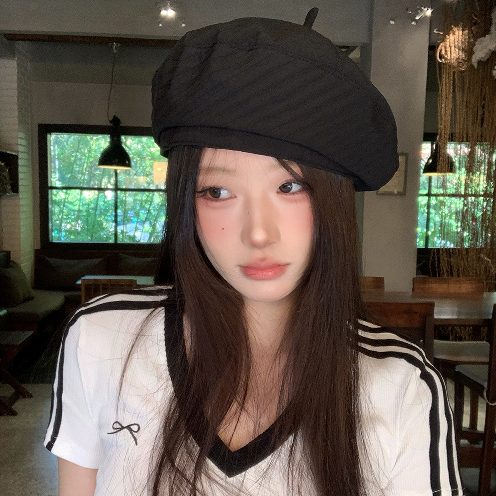 The Solid Color Vertical-striped Pleated Simple And Fashionable Beanie Is Suitable For Outdoor Shopping, Daily Check-ins And Photo Shoots.
