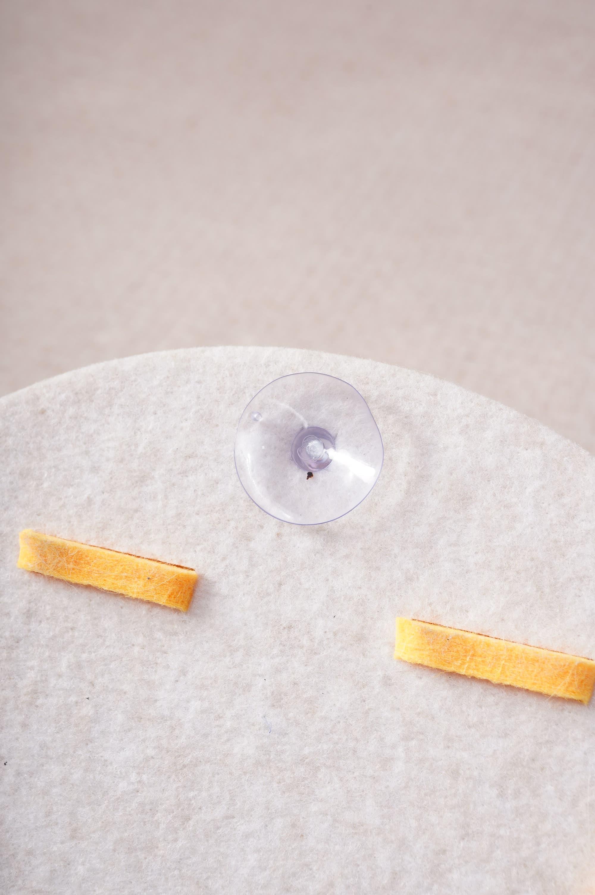 Cat Puzzle Toy With Ball And Spring-loaded Wand Felt Indoor Cat Toy Box Suction Cup Base Treat Puzzle Helps Cats Play Independently And Improves Their Intelligence.