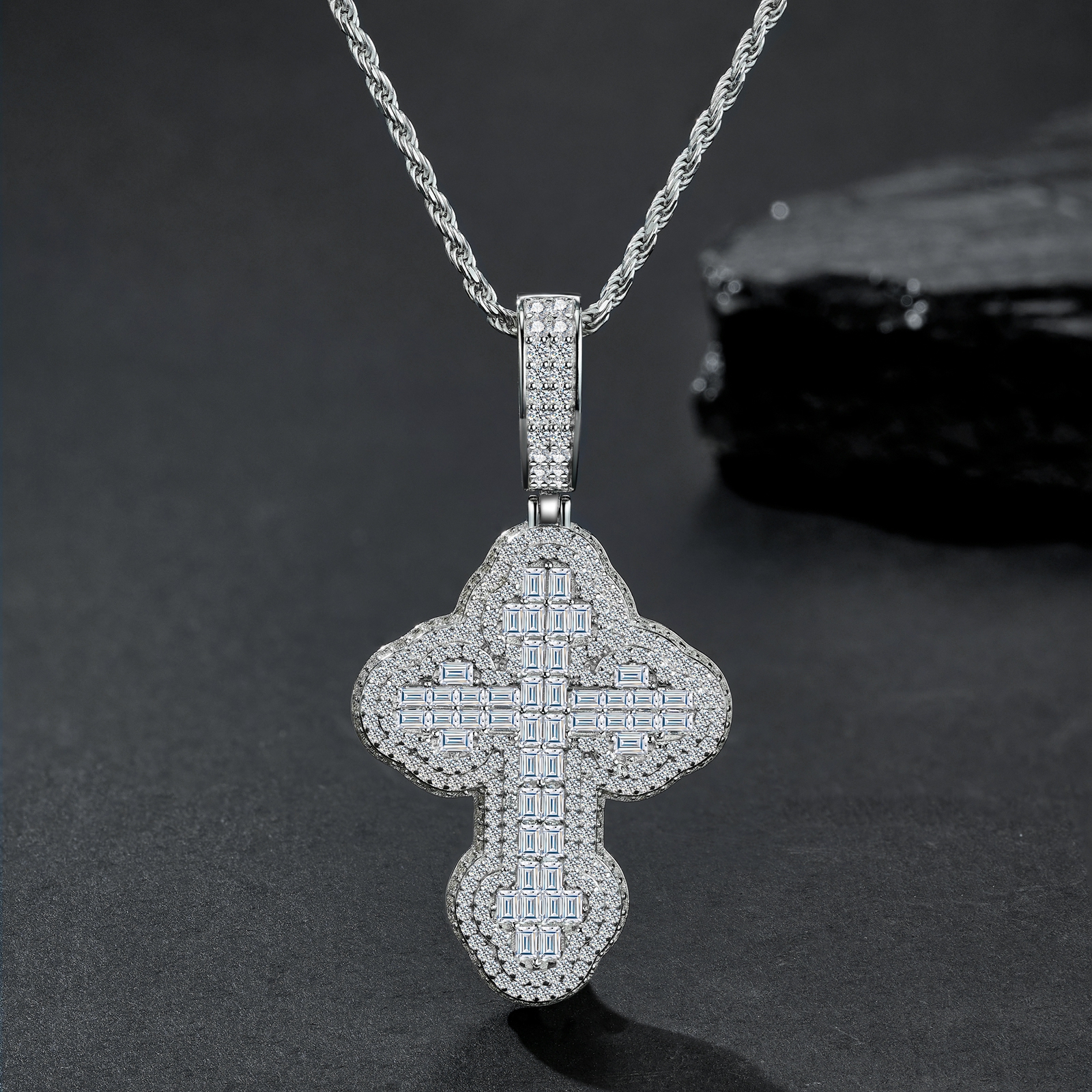 A Luxurious And Fashionable Minimalist Jewelry Pendant Necklace Featuring Top-quality Moissanite, Made Of S925 Silver Electroplated With Platinum.