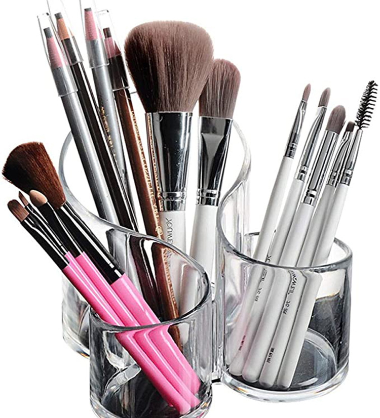 Scatola di vetro per pennelli e matite di trucco trasparenti.
